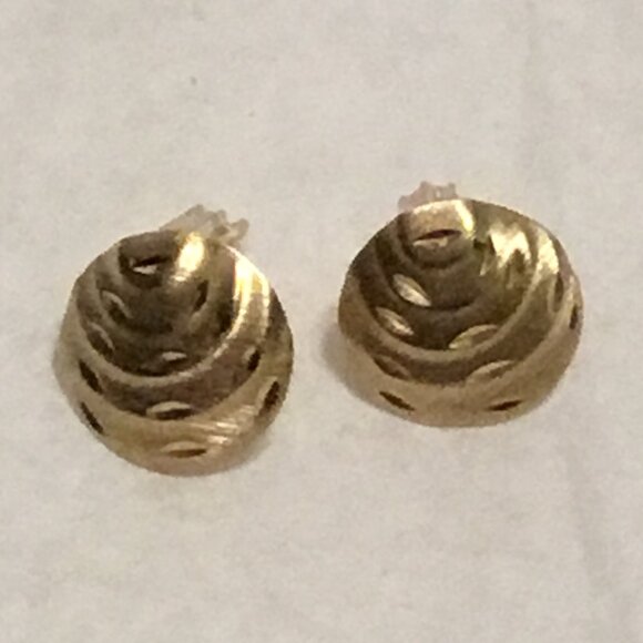 Very lovely 14K gold shell like etched stud earrings - Picture 8 of 12